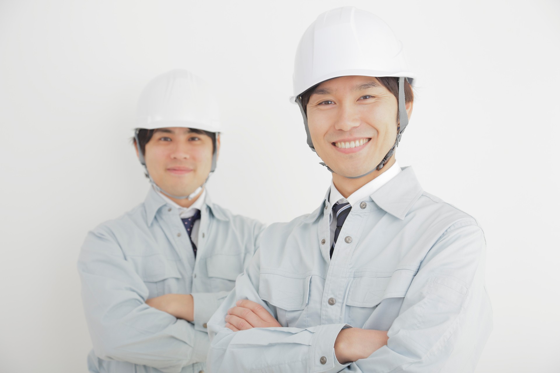 ポーズを決める作業服の男性